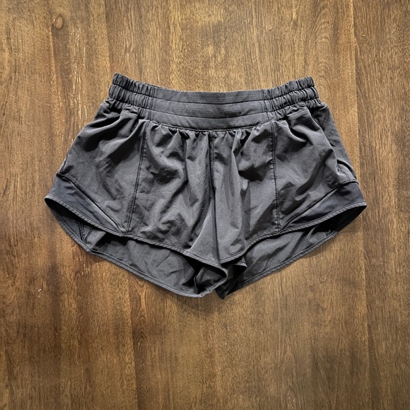 Lululemon Hotty Hot Short II 2.5" Black Sz 6 VT NS 2022 Zip Lined Drawstring - Picture 2 of 16